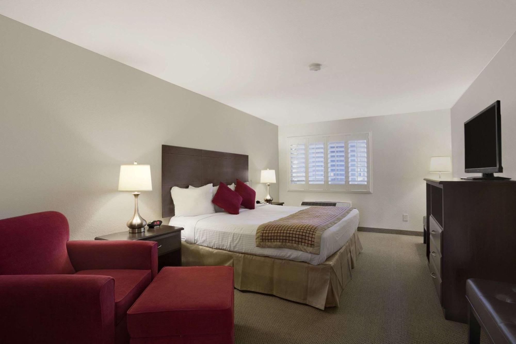 One-Bedroom Queen Suite - Non-Smoking